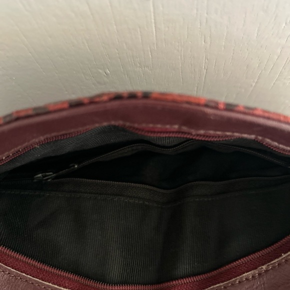 Vintage leather Burgundy Textured Crossbody Bag - Picture 3 of 6